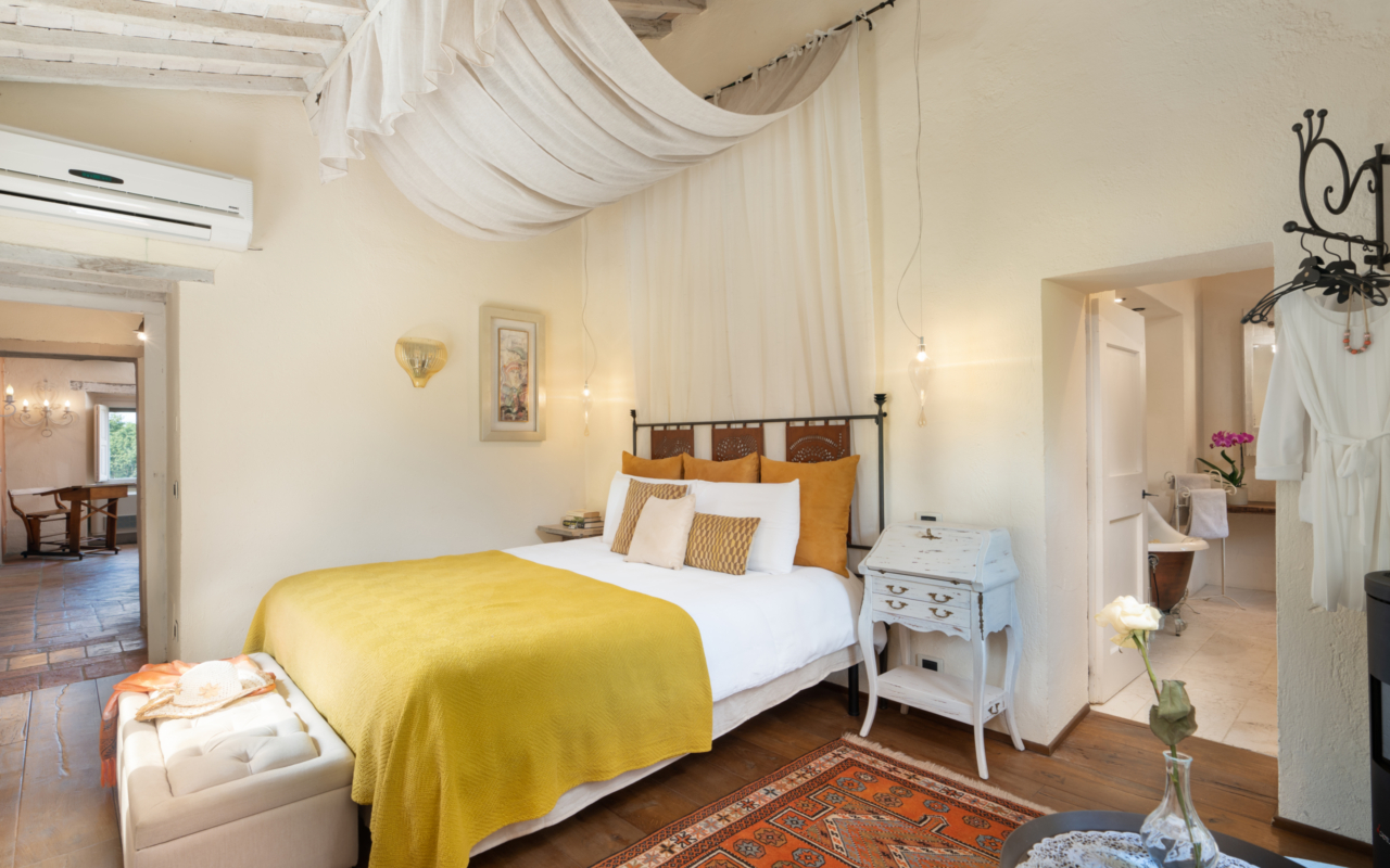 luxury pool villa in Val d'Orcia Tuscany for holiday rent